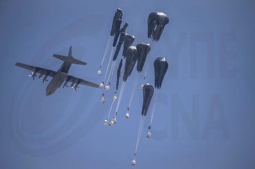 Η Γαλλία θα ρίξει από αέρος 40 τόνους βοήθειας στη Γάζα