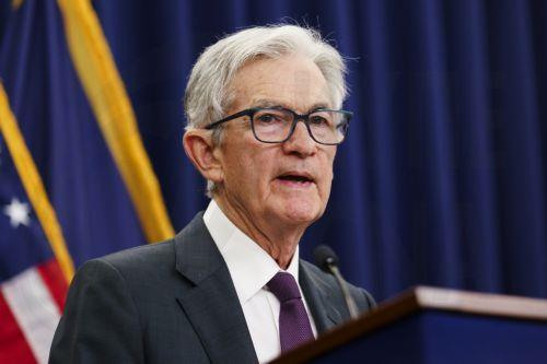 Ο Πρόεδρος της FED ανοίγει το δρόμο για περικοπές επιτοκίων, αλλά δεν δεσμεύεται