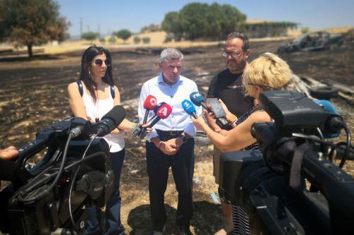 Minister of Commerce visits businesses affected by wildfires in Limassol district