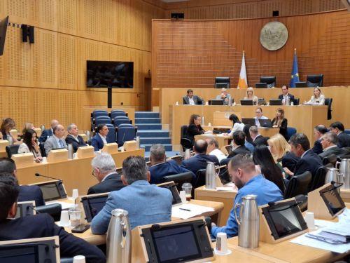 Με μονόλεπτη σιγή και υπό προεδρία ΠτΒ άρχισε η συνεδρία Επιτροπών Βουλής για διαχείριση πυρκαγιάς