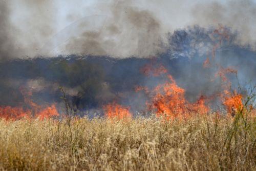 Πυροσβέστες μάχονται με πύρινους ανεμοστρόβιλους στη βόρεια Ισπανία