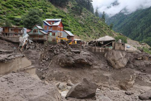 Οι νεκροί από πλημμύρες ξεπερνούν τους 120 στο Πακιστάν και τους 60 στην Ινδία