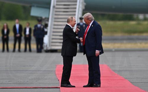 Με θερμή χειραψία ο Πρόεδρος Πούτιν έγινε δεκτός από τον Πρόεδρο Τραμπ στην Αλάσκα