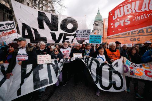 Ο Πρόεδρος της Αργεντινής αποχώρησε από προεκλογική εκδήλωση μετά από επίθεση πλήθους