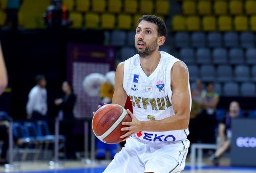 Ο Κύπριος καλαθοσφαιριστής Κ. Σιμιτζής δίνει το σύνθημα πριν την έναρξη του FIBA ​​ EuroBasket 2025