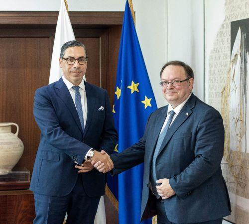 وزير الخارجية يعرب عن دعم نيقوسيا لسيادة أوكرانيا وسلامة أراضيها