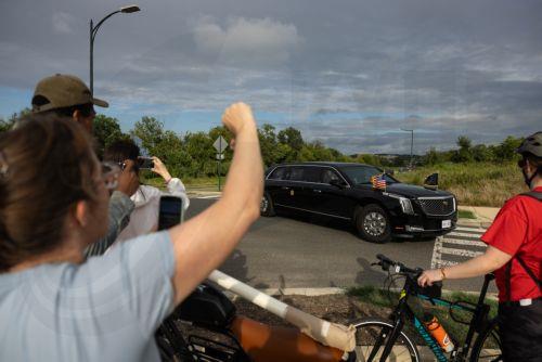 Με στρατιωτικούς και αστυνομικούς στην Ουάσιγκτον συναντήθηκε ο Τραμπ