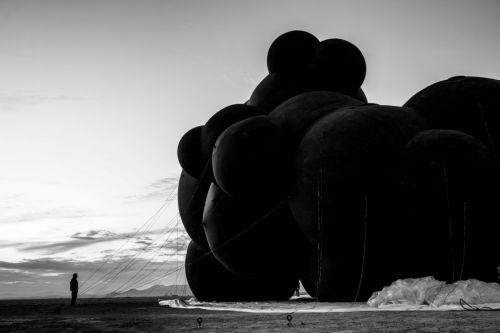 Ανεμοθύελλα κατέστρεψε την ουκρανική εικαστική εγκατάσταση Black Cloud