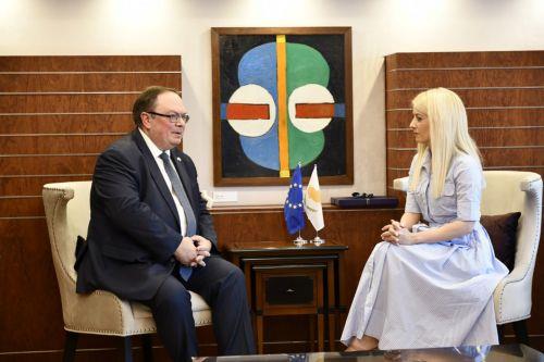 Για ανάγκη αποφυγής δημιουργίας επικίνδυνων προηγούμενων στην Ουκρανία, μίλησαν ΠτΒ – Πρέσβης