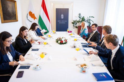 وزيرة الدولة للشؤون الأوروبية في بودابست استعداداً لرئاسة قبرص لمجلس الاتحاد الأوروبي