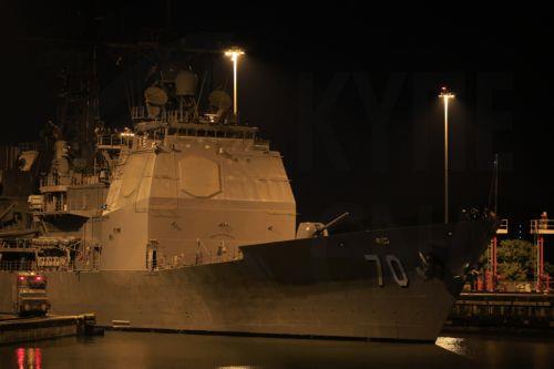 Αμερικανικό καταδρομικό πλοίο διασχίζει τη διώρυγα του Παναμά