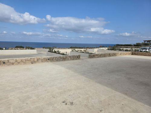 Παρατυπίες με τις επιχωματώσεις στις Θαλασσινές Σπηλιές και μη αδειοδότηση για την εξέδρα, λέει στο ΚΥΠΕ το Τμ. Πολεοδομίας