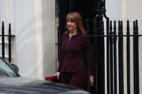 Μέσα σε πέντε μήνες η Βρετανία δανείστηκε 83,3 δις λίρες