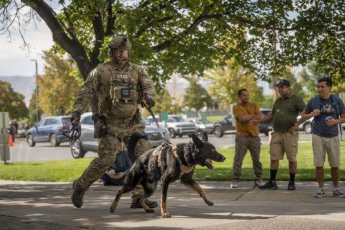 Το FBI έδωσε στη δημοσιότητα φωτογραφίες ενός ατόμου στη δολοφονία του Τσάρλι Κερκ