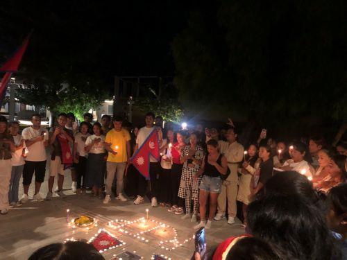 Ειρηνική εκδήλωση Νεπαλέζων στη μνήμη των 25 θυμάτων στη χώρα τους