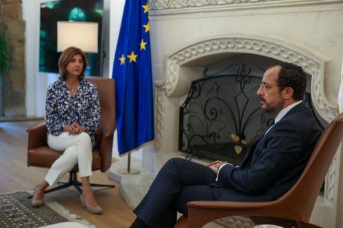 Στην Κύπρο η Ολγκίν για επαφές, συναντάται σήμερα με Έρχιουρμαν και αύριο με ΠτΔ