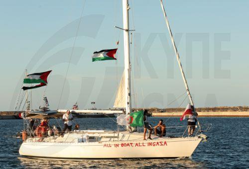 رسو  إحدى السفن المشاركة في أسطول المساعدات الدولي المتجه إلى غزة في ميناء لارنكا