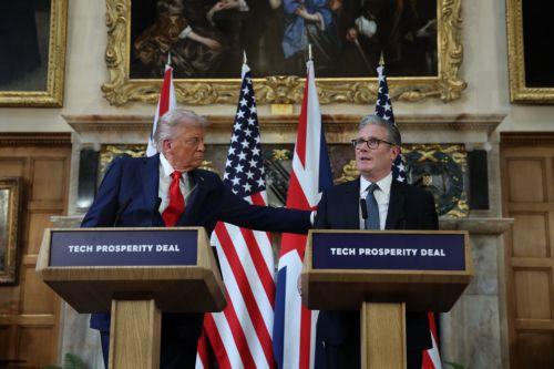 Ο Τραμπ απειλεί να υπαναχωρήσει από την εμπορική συμφωνία με ΗΒ