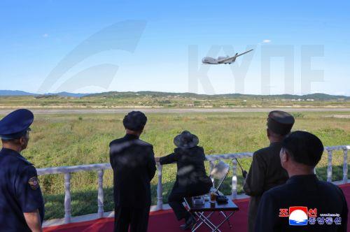 Ο Κιμ Γιονγκ Ουν παρακολουθεί δομικές drones εφόρμησης, καλεί να αναπτυχθούν