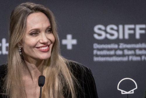 Εντυπωσιακή η Αντζελίνα Τζολί στο Παρίσι για την πρεμιέρα του «Couture»