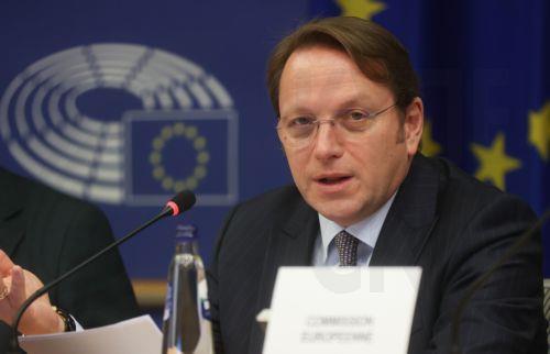 Στήριξη Κομισιόν σε Επίτροπο Βάρχελι παρά τη φερόμενη συμμετοχή του σε κατασκοπευτικό δίκτυο