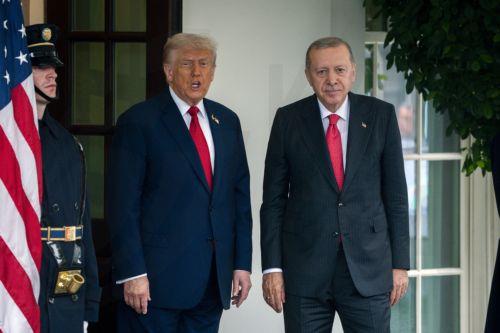Ο Τραμπ αποφάσισε να κάνει γενναία κίνηση στις σχέσεις με Τουρκία, λέει ο Τ. Μπαράκ
