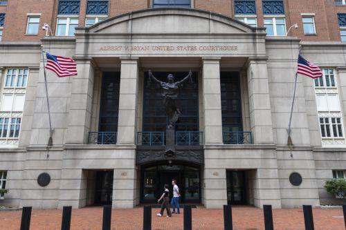Ο πρώην Διευθυντής FBI αντιμέτωπος με την κατηγορία πως απείλησε τη ζωή του Τραμπ