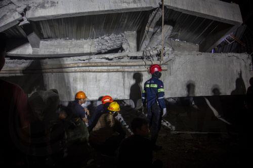 Τρεις νεκροί και 38 αγνοούμενοι από την κατάρρευση σχολείου στην Ινδονησία