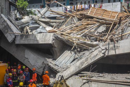 Mάχη για εντοπισμό 38 ανθρώπων σε ερείπια ισλαμικού σχολείου στην Ινδονησία