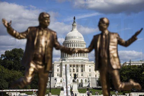 Φωτογραφίες του Τραμπ και άλλων πολιτικών με τον Έπστιν στη δημοσιότητα από Δημοκρατικούς