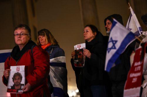 Οι οικογένειες και φίλοι θυμάτων επίθεσης 7ης Οκτωβρίου 2023 τήρησαν ενός λεπτού σιγή