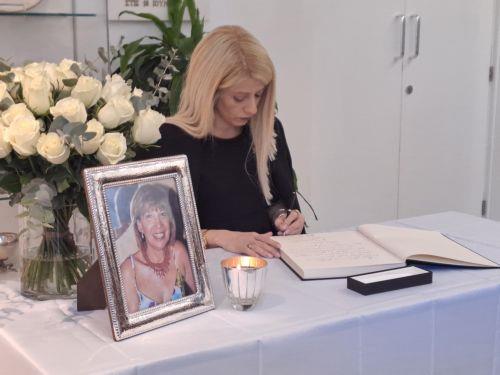 Χάσαμε έναν υπέροχο άνθρωπο, λέει η Πρόεδρος ΔΗΣΥ για Καίτη Κληρίδου, βιβλίο συλλυπητήριων στα γραφεία της παράταξης