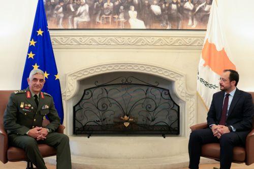 Προτεραιότητα η συνεχής αναβάθμιση ΕΦ λέει ο ΠτΔ κατά τη διαβεβαίωση του νέου Αρχηγού (2)