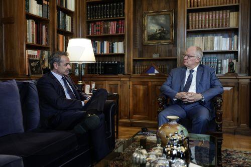 Η Ελλάδα διαδραματίζει ουσιαστικό ρόλο, λέει ο Μητσοτάκης πριν αναχωρήσει για Σύνοδο Αιγύπτου