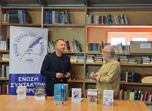 Δωρεά βιβλίων Κωστή Χατζηκωστή στη βιβλιοθήκη της Ένωσης Συντακτών