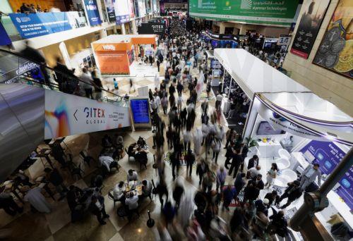 Σπάνια καταιγίδα προκαλεί πλημμύρες και καθυστερήσεις ή ακυρώσεις πτήσεων στα ΗΑΕ