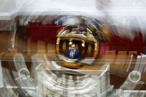 Δύο προτάσεις μομφής αντιμετωπίζει σήμερα η κυβέρνηση Λεκορνί στη Γαλλία