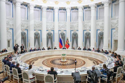 Λάθος να μιλάμε για ακύρωση συνάντησης Πούτιν -Τραμπ, λέει το Κρεμλίνο