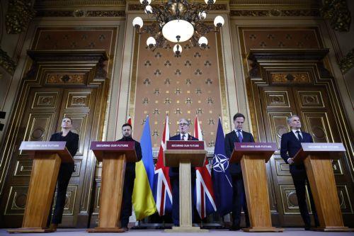 O Μακρόν συναντάται με Ζελένσκι, Στάρμερ και Μερτς τη Δευτέρα στο Λονδίνο