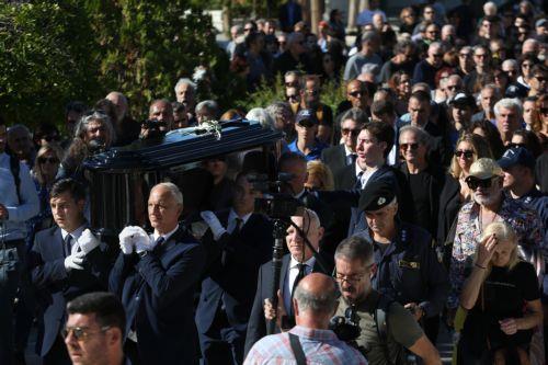 Η Ελλάδα αποχαιρέτησε τον Διονύση Σαββόπουλο, πλήθος κόσμου στην εξόδιο ακολουθία