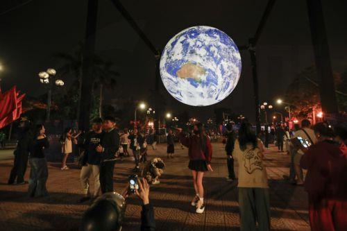 Πήγαμε στη Σελήνη έξι φορές μέχρι τώρα λέει η NASA στην Κιμ Καρντάσιαν