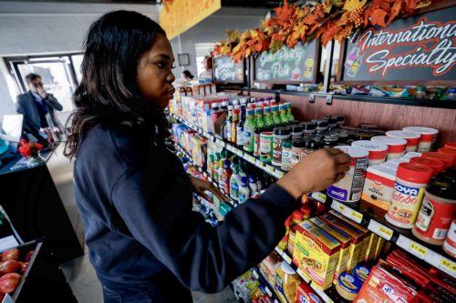 Η κυβέρνηση Τραμπ θα καταβάλει σε φτωχούς Αμερικανούς τη μισή επισιτιστική βοήθεια για τον Νοέμβριο, παρά τις δικαστικές αποφάσεις