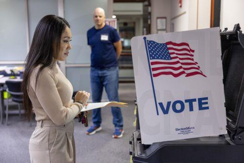 Η δημοκρατική Σπάνμπεργκερ κυβερνήτης στη Βιρτζίνια σε αναμέτρηση-δοκιμασία για Τραμπ