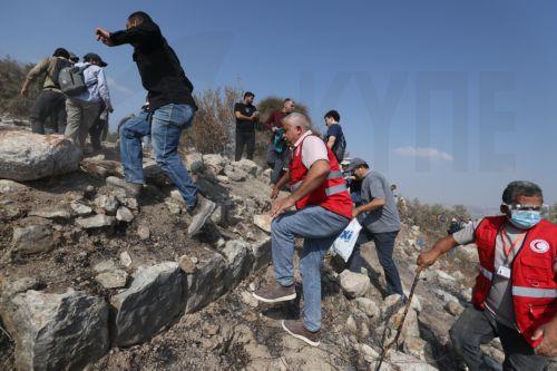 Ισραηλινοί έποικοι τραυμάτισαν 4 Παλαιστίνιους και πυρπόλησαν περιουσίες στη Δ. Όχθη