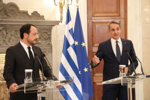خريستوذوليذيس وميتسوتاكيس يؤكدان النهج المشترك بين قبرص واليونان لاستئناف المفاوضات