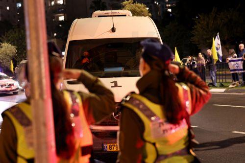 Στο Ισραήλ επέστρεψε φέρετρο με λείψανα που φέρονται να ανήκουν σε όμηρο Χαμάς