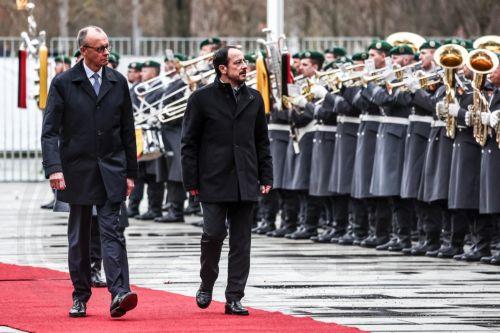 Με στρατιωτικές τιμές υποδέχθηκε τον ΠτΔ ο Γερμανός Καγκελάριος