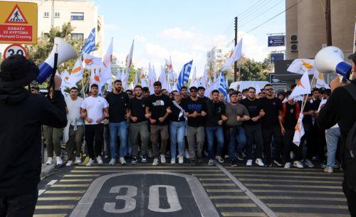 Μηνύματα για Κύπρο, Παλαιστίνη στην πορεία ΠΣΕΜ για Πολυτεχνείο [ΒΙΝΤΕΟ]