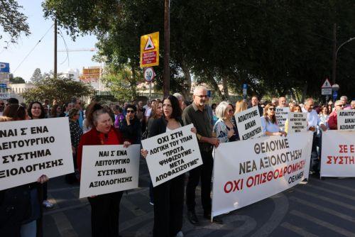 Διαφωνία ΟΕΛΜΕΚ με τη διαδικασία στη Βουλή για την αξιολόγηση