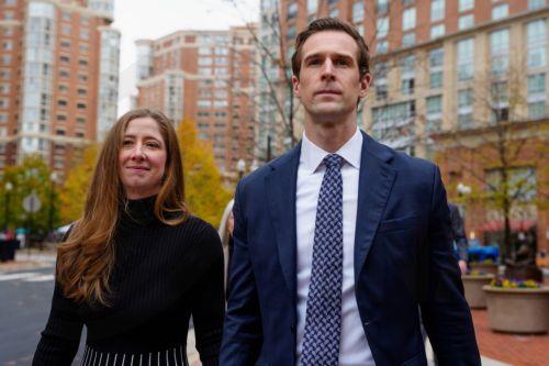 Απόρριψη κατηγοριών σε βάρος του πρώην διευθυντή του FBI Τζέιμς Κόμι